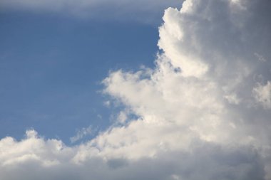 Mavi gökyüzünde beyaz bulutlar