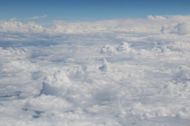 Mavi gökyüzünde beyaz bulutlar