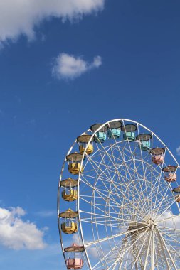 Dönme dolap mavi gökyüzü arkaplanına karşı