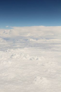 Mavi gökyüzünde beyaz bulutlar