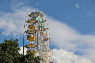 Dönme dolap mavi gökyüzü arkaplanına karşı