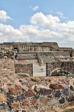 Meksika 'da antik bir şehir olan Teotihuacan, piramitlerin ve harabelerin manzarası