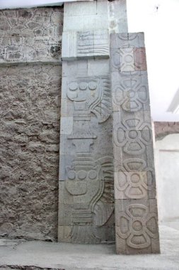 Meksika 'da antik bir şehir olan Teotihuacan, piramitlerin ve harabelerin manzarası