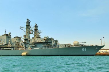 Denizdeki askeri donanma gemisi.