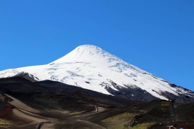 Karlı volkanın manzarası - Şili