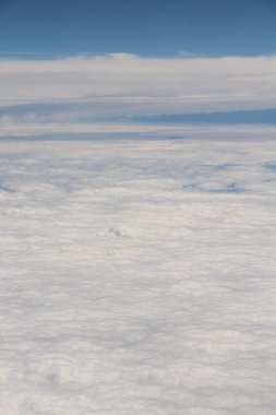 Mavi gökyüzünde beyaz bulutlar