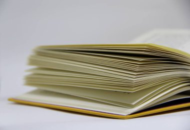 Açılmış kitabın masadaki yakın görüntüsü