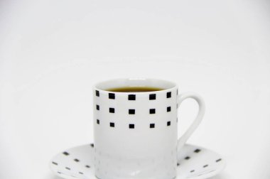 Beyaz arka planda bir fincan fincan dolusu kahve manzarası 