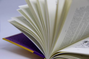 Açılmış kitabın masadaki yakın görüntüsü