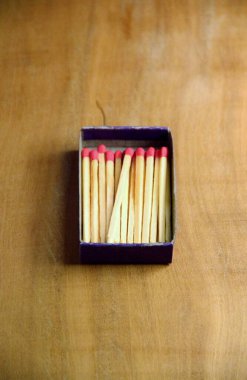 Tahta masa arkasında kibrit çöpleri