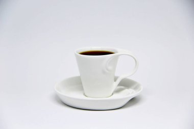 Beyaz arka planda bir fincan fincan dolusu kahve manzarası 