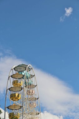 Dönme dolap mavi gökyüzü arkaplanına karşı