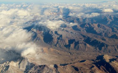 Bulutlardaki dağların güzel hava manzarası 