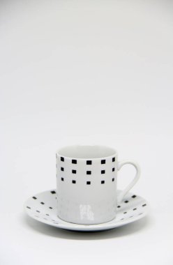 Beyaz arkaplanda fincan ve fincan tabağı görüntüsü 