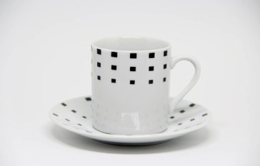 Beyaz arkaplanda fincan ve fincan tabağı görüntüsü 