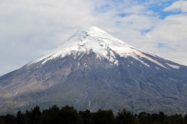 Karlı volkanın manzarası - Şili