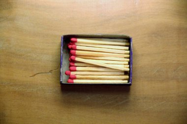 Tahta masa arkasında kibrit çöpleri