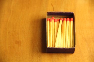 Tahta masa arkasında kibrit çöpleri