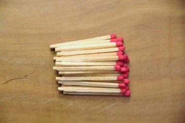 Tahta masa arkasında kibrit çöpleri