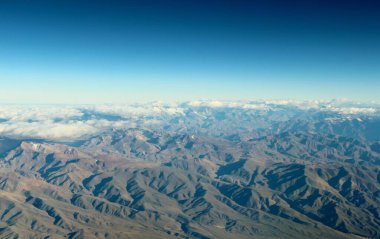 Bulutlardaki dağların güzel hava manzarası 