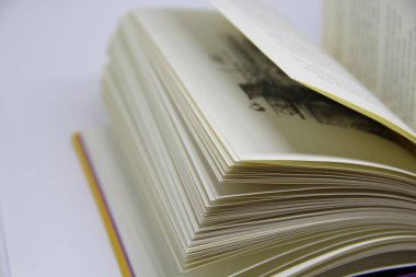 Açılmış kitabın masadaki yakın görüntüsü