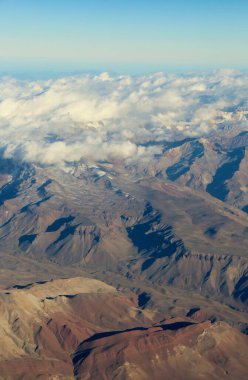 Bulutlardaki dağların güzel hava manzarası 