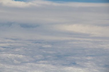 Mavi gökyüzünde beyaz bulutlar