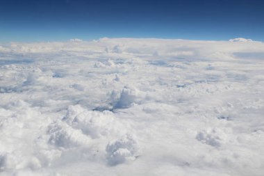 Mavi gökyüzünde beyaz bulutlar