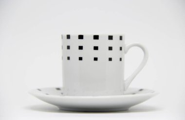 Beyaz arkaplanda fincan ve fincan tabağı görüntüsü 