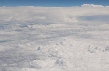 Mavi gökyüzünde beyaz bulutlar