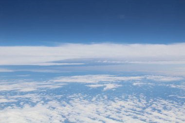 Mavi gökyüzünde beyaz bulutlar