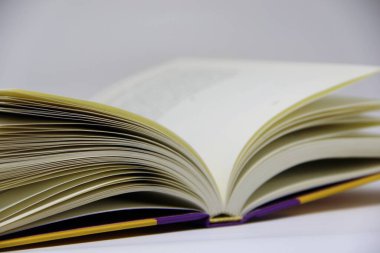 Açılmış kitabın masadaki yakın görüntüsü