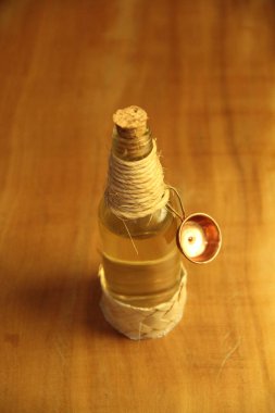 Ahşap zemin üzerinde sıvı bulunan mantarlı şişe görüntüsü