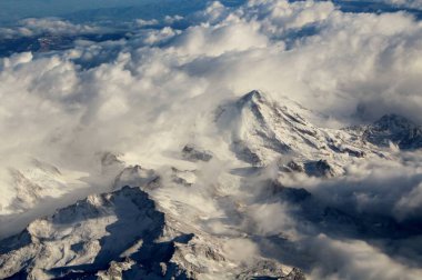Bulutlardaki dağların güzel hava manzarası 