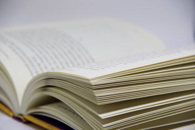 Açılmış kitabın masadaki yakın görüntüsü