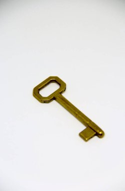 Metal altın anahtar beyaz arkaplanda izole edildi