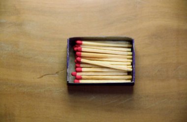 Tahta masa arkasında kibrit çöpleri