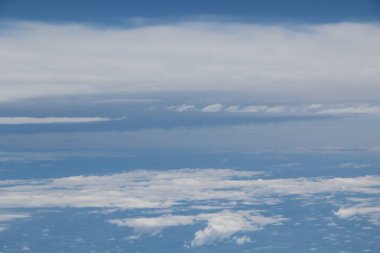 Mavi gökyüzünde beyaz bulutlar