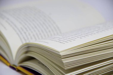 Açılmış kitabın masadaki yakın görüntüsü