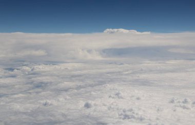 Mavi gökyüzünde beyaz bulutlar