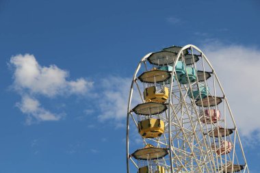 Dönme dolap mavi gökyüzü arkaplanına karşı