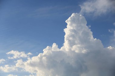 Mavi gökyüzünde beyaz bulutlar