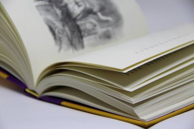 Beyaz arkaplan üzerine açık bir kitabın yakın görünümü 