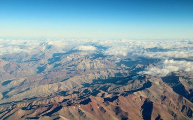 Bulutlardaki dağların güzel hava manzarası 