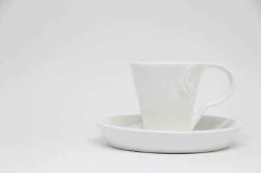 Beyaz arkaplanda fincan ve fincan tabağı görüntüsü 