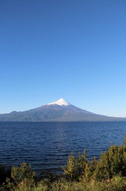 Karlı volkanın manzarası - Şili