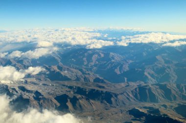 Bulutlardaki dağların güzel hava manzarası 