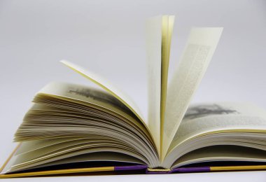 Açılmış kitabın masadaki yakın görüntüsü