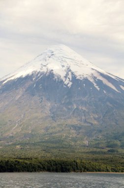 Karlı volkanın manzarası - Şili