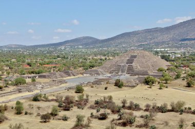 Meksika 'da antik bir şehir olan Teotihuacan, piramitlerin ve harabelerin manzarası